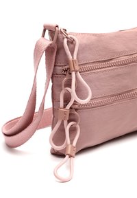 Borsa a tracolla rosa con finitura testurizzata, due tasche con zip e anelli per cinghie regolabili. Presenta una larga tracolla piatta.