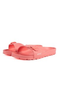 Sandales en caoutchouc roses avec une large sangle et un détail de boucle, semelle intérieure texturée et une semelle épaisse et durable pour le confort et le soutien.