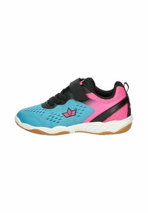 Kindersportschuh mit blauem Mesh-Vorderteil, pinker Ferse, schwarzen Akzenten, weißer Sohle und Klettverschluss auf weißem Hintergrund.