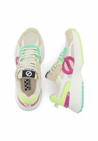 Sneakers con tomaia in rete beige, accentuate con verde, rosa e menta. Presentano una suola texturizzata e un design massiccio. Branding No Name visibile.