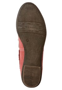 Podešev boty z hnědé texturované pryže s vystouplým logem "Tamaris" a velikostí "37". Vrchní část je z červené látky s ozdobným prošíváním.