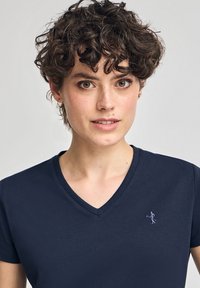 T-shirt a collo V blu navy realizzato in cotone morbido, con maniche corte e un piccolo logo ricamato sul petto.