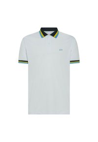 Polo bianco realizzato in cotone, con colletto e polsini a righe nere e multicolori. Piccolo logo sul petto sinistro.