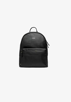 Zaino nero con design arrotondato, realizzato in materiale liscio. Presenta una tasca frontale con zip e due compartimenti laterali con zip. Accento con logo semplice.