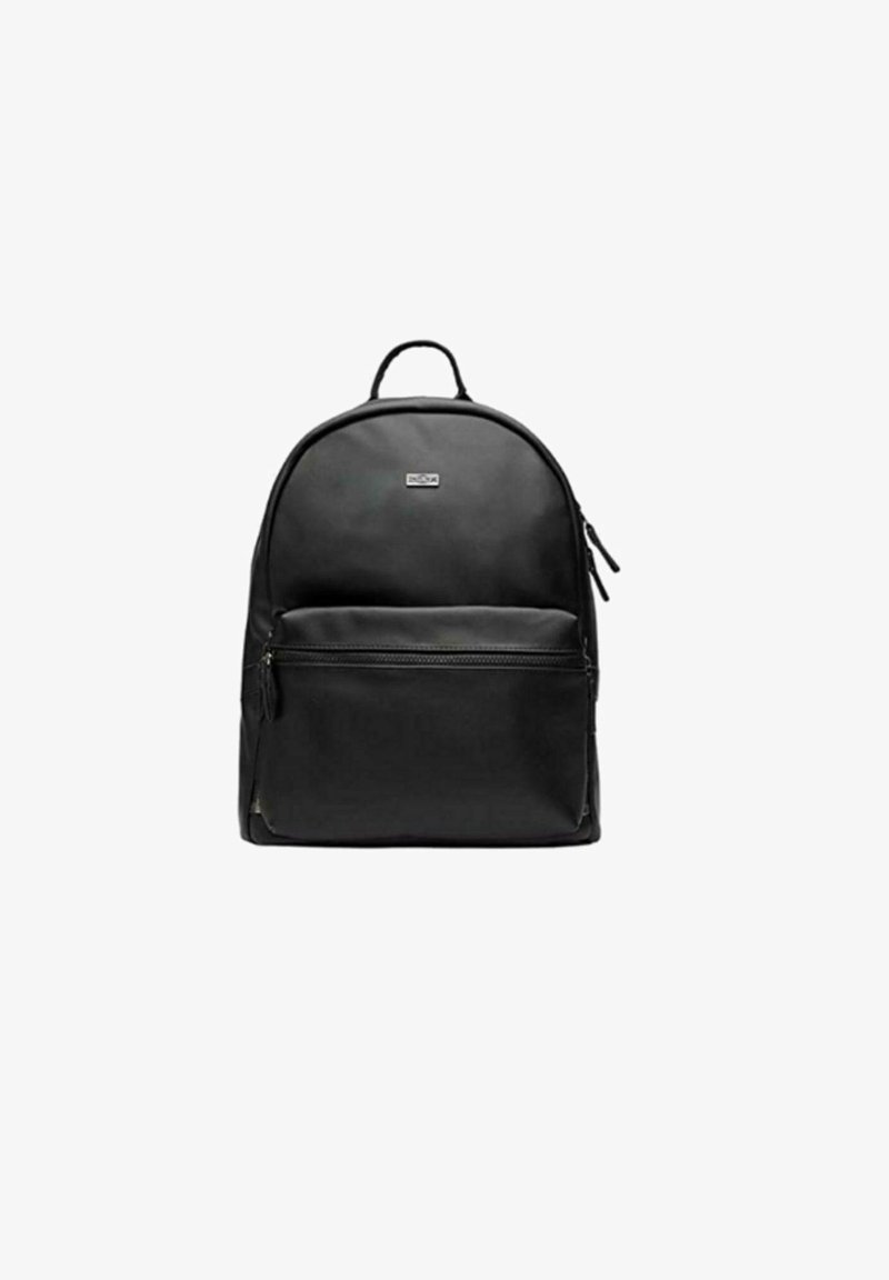 Zaino nero con design arrotondato, realizzato in materiale liscio. Presenta una tasca frontale con zip e due compartimenti laterali con zip. Accento con logo semplice.