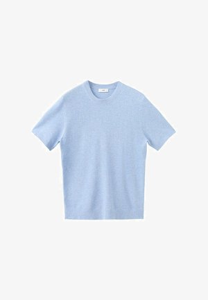 Svetlomodrý krátky pletený sveter s okrúhlym výstrihom, zobrazený na ploche na bielom pozadí.