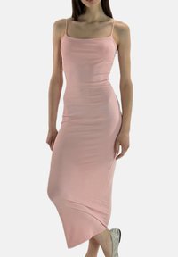 Roze, aansluitende midi-jurk met dunne spaghetti-bandjes, gemaakt van zachte stof. Heeft een eenvoudig ontwerp met een kleine achterzijde split voor bewegingsvrijheid.