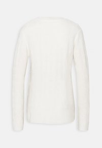 Pull blanc à manches longues avec un motif texturé subtil, encolure ronde et silhouette ajustée, présenté de dos sur un fond uni.