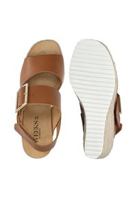 Bruine leren sandalen met twee brede banden, een metalen gesp en een witte rubberen zool met ribbeltextuur. Espadrille-achtige jute details aan de zijkanten.