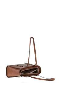 Sac à main en cuir marron avec un design structuré, présentant une poignée supérieure, une bandoulière réglable et une poche zippée intérieure. Extérieur texturé.