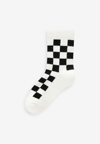 Schwarz-weiße Socken im Schachbrettmuster, gestrickter Stoff, Knöchellänge, gerippter Bund, glatte Textur mit abwechselnden Quadraten.