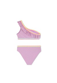 Maillot de bain deux pièces violet avec une épaule dénudée, orné d'un bord à volants et d'accents en motif triangle roses et jaunes le long des bords.