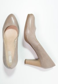 Pompes à talons hauts beiges en cuir lisse avec un bout arrondi, un talon en bloc texturé et une semelle intérieure rembourrée avec un motif subtil.