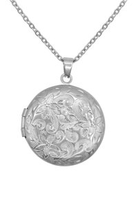 Sølv medaljong på en kjede, med intrikate blomstergraveringer og virvlende mønstre; rund form med en polert overflate.