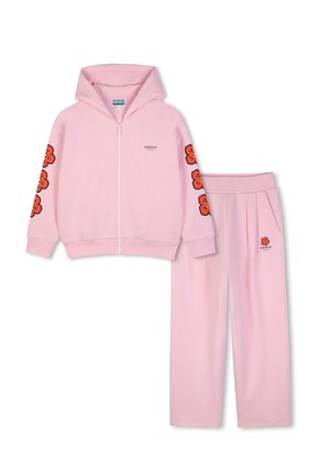 Roze hoodie- en broekset met oranje bloemenprints op de mouwen en broekspijp, met Kenzo Paris-logo op de borst en broekspijp.