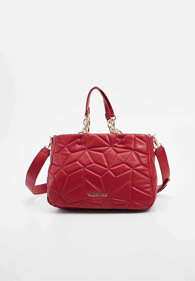 Sac à main en cuir matelassé rouge avec des coutures géométriques, accents en matériel doré, deux poignées supérieures et une bandoulière amovible.