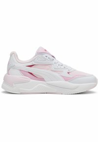 Białe i jasnoróżowe sneakersy z siateczkowymi i skórzanymi panelami, teksturowaną podeszwą, wyściełanym kołnierzem oraz dekoracyjnymi akcentami w jaśniejszych odcieniach różu.