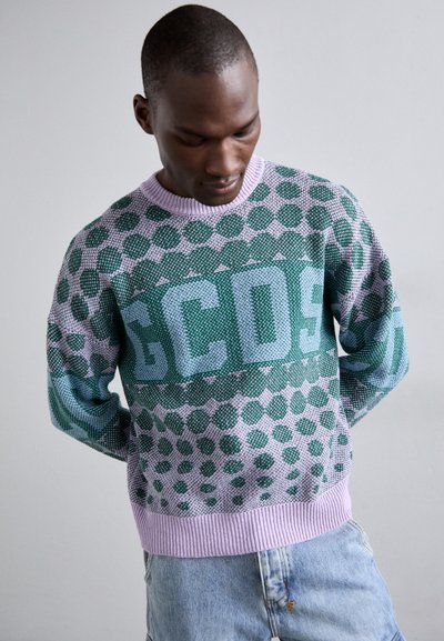 Pulover tricotat multicolor cu motive circulare verzi și purpurii, având inscripția bold "GCDS". Guler și mansete cu model ribat.