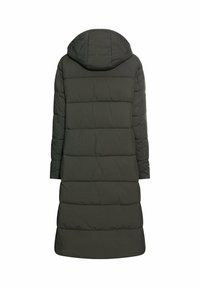 Mørkegrøn puffjakke med hætte, der har vandrette quiltede sektioner og lange ærmer, glat tekstur og knælangt design.
