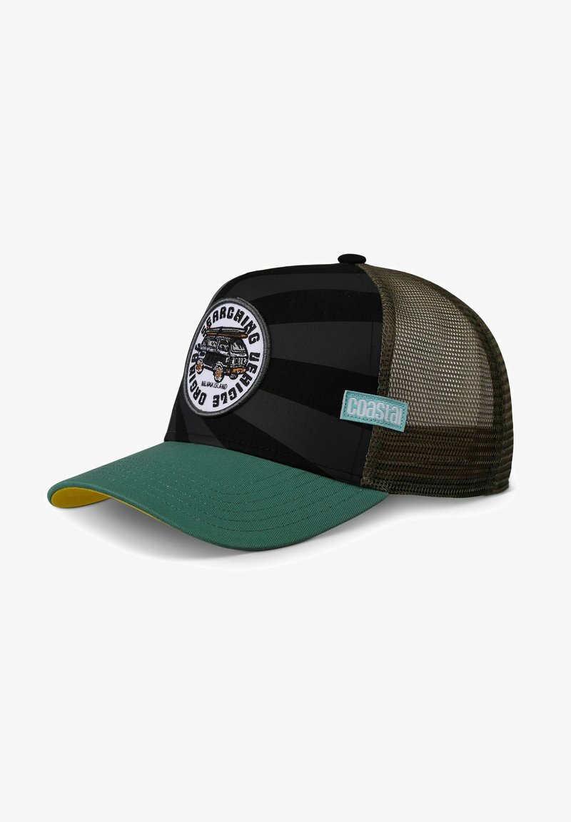Kamiónová čiapka s čiernou prednou časťou, zeleným šiltom a sieťovaným zadkom. Obsahuje kruhovú nášivku s grafikom vintage dodávky a označením "Coastal".