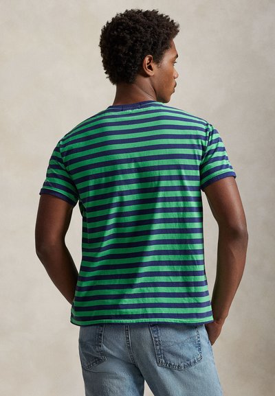 T-shirt en coton à rayures horizontales vertes et bleu marine. Manches courtes et col rond, avec une coupe décontractée et une texture lisse.