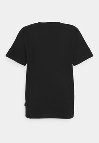Camiseta de algodón negra con mangas cortas y cuello redondo. Diseño simple sin patrones ni acentos, con un dobladillo recto y etiqueta lateral.