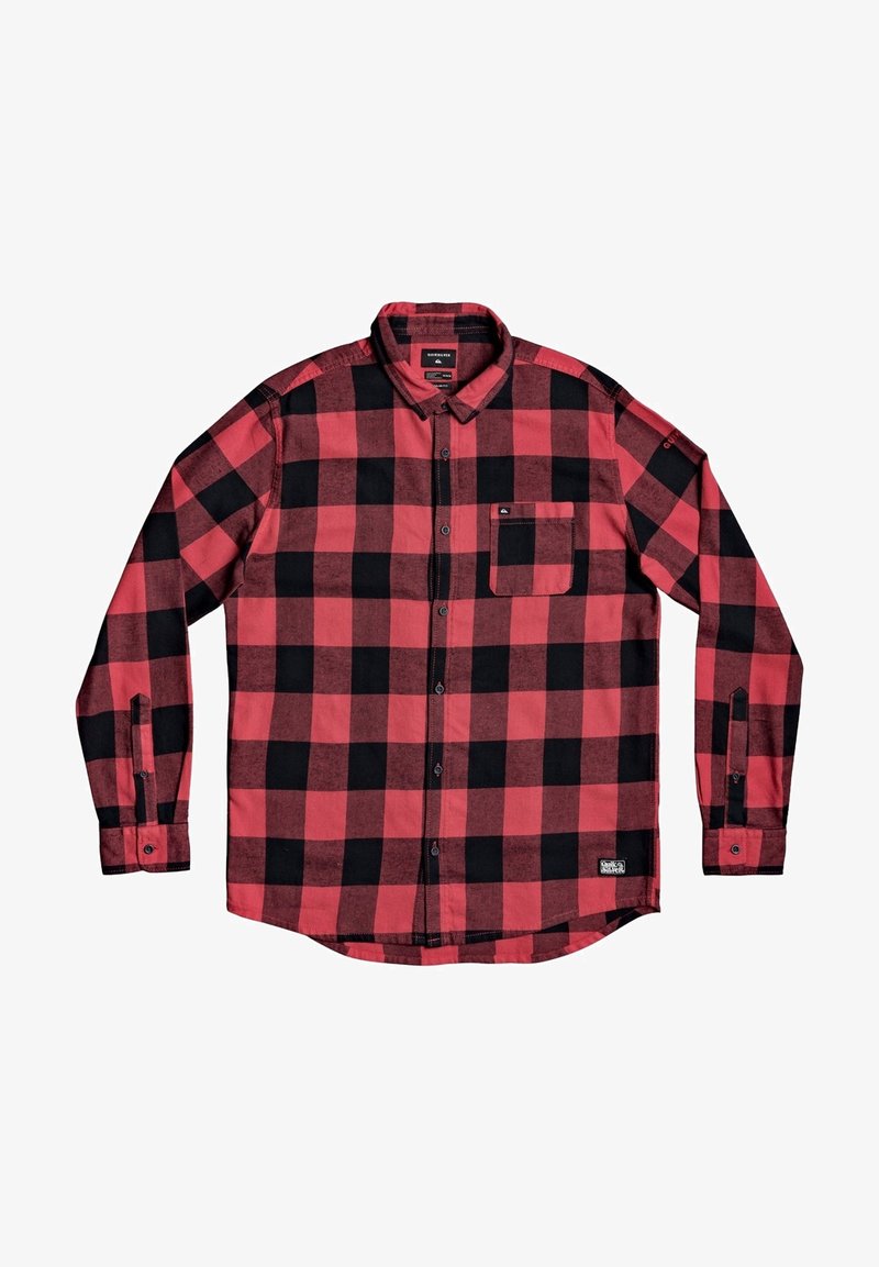 Chemise à manches longues boutonnée avec grand motif à carreaux rouges et noirs, poche poitrine et col, posée à plat sur un fond blanc.