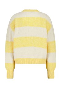 Raidallinen neulepaita, jossa on keltainen ja valkoinen neuloskangas, lyhyt muotoilu, ribattu hihansuu ja leveä kaula-aukko. Materiaali näyttää pehmeältä ja mukavalta.