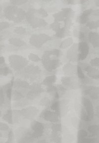 Μαλακό ύφασμα με ανοιχτό γκρι και λευκό αφηρημένο μοτίβο, με λεία υφή και διακριτικές αποχρώσεις που προσδίδουν βάθος.