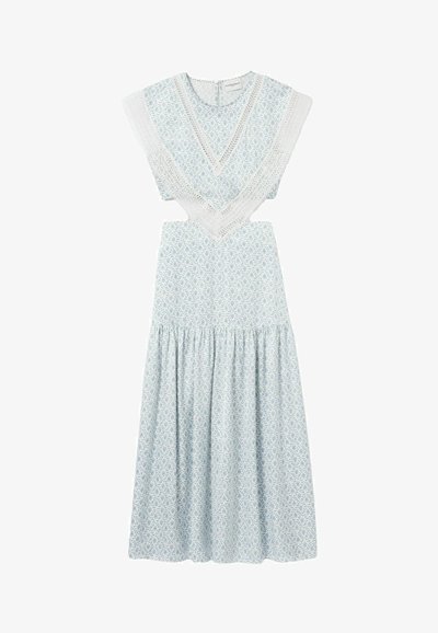 Vestito midi azzurro chiaro a fiori con scollo a V e bordo in pizzo bianco, con lati ritagliati e gonna arricciata.
