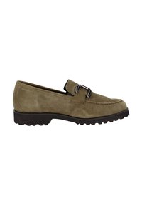 Olijfgroene suede moccasinschoen met een zwarte leren accent, voorzien van zilverkleurige hardware en een getextureerde rubberen zool voor grip.