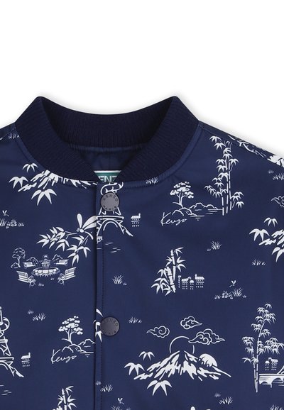 Marineblauwe bomberjack met een wit landschap geïnspireerd op Aziatische kunst. Geribde kraag en bevestigd met een zwarte knoopdetail.