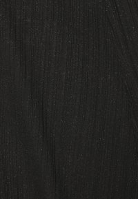 Mustaa kangasta, jossa on teksturoitu, poimutettu muotoilu, jossa on hieno hohde läpi koko pinnan. Materiaali näyttää kevyeltä ja hieman joustavalta.