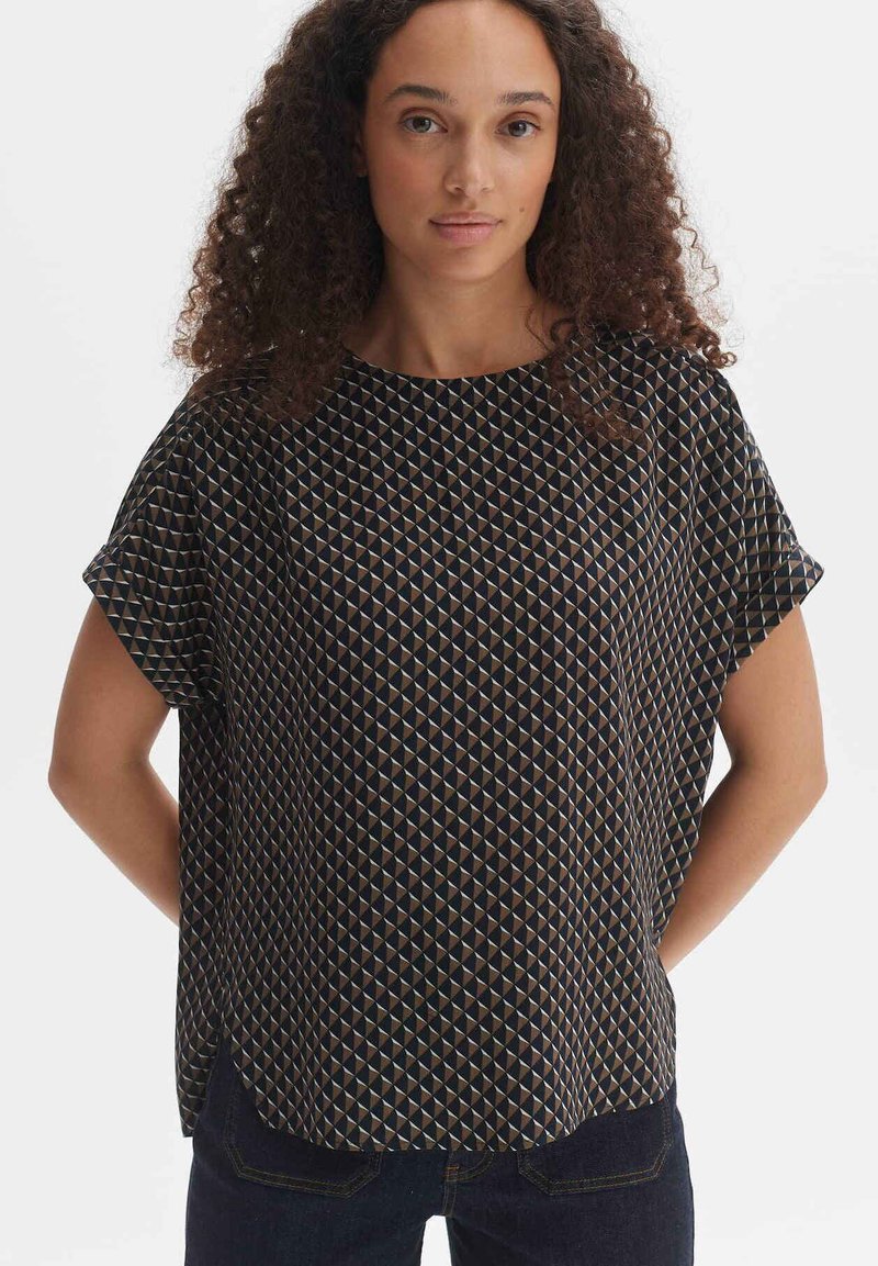 Top nero a maniche corte, caratterizzato da un motivo geometrico di piccoli triangoli in beige e blu. Vestibilità ampia con scollatura tonda.