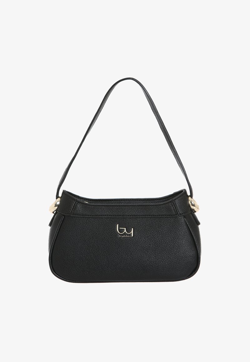 Sac à main en cuir noir au design structuré, doté d'une bandoulière unique, d'accents en métal doré et d'un logo sur le devant.