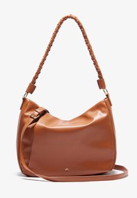 Sac à main en cuir marron avec une bandoulière tressée, forme structurée et texture lisse. Il possède une bandoulière ajustable et un branding minimal.