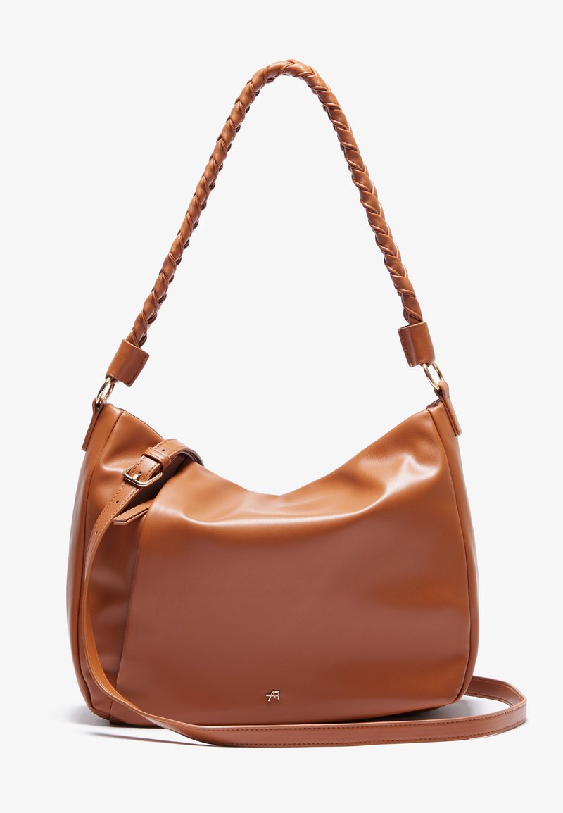 Sac à main en cuir marron avec une bandoulière tressée, forme structurée et texture lisse. Il possède une bandoulière ajustable et un branding minimal.
