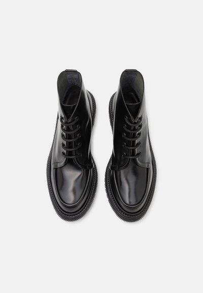 Boots de gleznă din piele neagră, cu o textură netedă, vârfuri rotunde, design cu șireturi și tălpi din cauciuc contrastante cu un model zimțat.