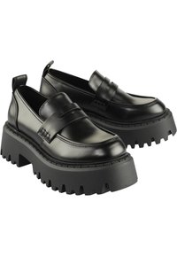 Sorte lærloafers med en kraftig, skrånende såle og faux spenne detaljer. Glatt finish, rund tå og en trekkflik på hælen.