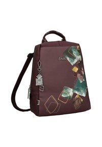 Mochila burdeos hecha de cuero texturizado, con patrones geométricos abstractos en verde, dorado y marrón, y un charm decorativo adjunto.
