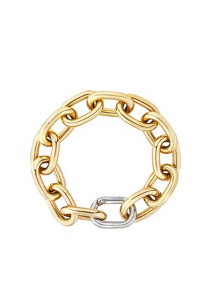 Bracciale in metallo dorato con grandi anelli intrecciati e dettaglio di chiusura argentata. Finitura liscia e lucida su tutta la superficie.