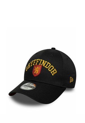 Czarna czapka z daszkiem z żółtym napisem "Gryffindor" i czerwonym herbem lwa wyszywanym z przodu, logo New Era z boku oraz naklejką do regulacji na daszku.