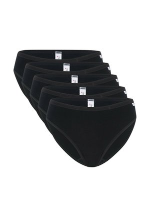 Fünf schwarze Baumwoll-Damenslips im Brief-Stil mit sichtbaren Taillenbund-Etiketten, gestaffelt auf einem weißen Hintergrund angeordnet.