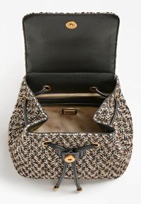 Hnědá a bílá tkaná taška s texturou, černým vnitřkem, stahovací šňůrkou a zlatým kováním. Uvnitř je vzor s logem.