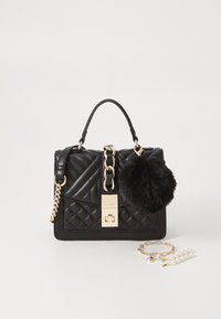Borsa a tracolla nera trapuntata con hardware oro e un pom-pom in pelliccia nera. Include una catena e una tracolla in pelle, insieme ad accessori per capelli con perle.