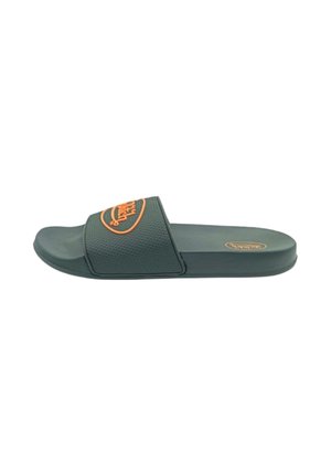 Sandale slide vert foncé avec une large sangle texturée et un logo orange sur la sangle et la semelle, présentée en profil latéral sur fond blanc.