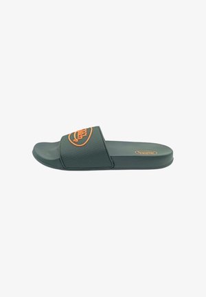 Sandale slide vert foncé avec une large sangle texturée et un logo orange sur la sangle et la semelle, présentée en profil latéral sur fond blanc.