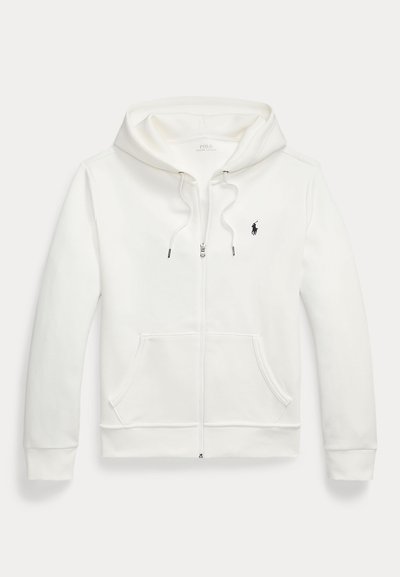 Sudadera blanca con cremallera fabricada en un tejido suave, con un bolsillo tipo canguro, capucha con cordón y un pequeño logo negro en el lado izquierdo del pecho.