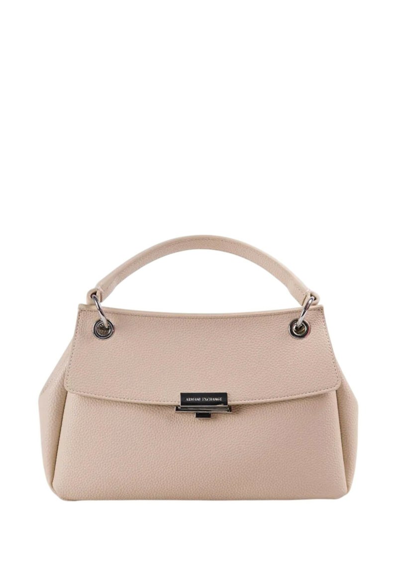 Borsa a mano in pelle beige con forma strutturata, pattina superiore piatta, dettagli metallici e manico curvo. Presenta una placca con il logo del brand nella parte anteriore.