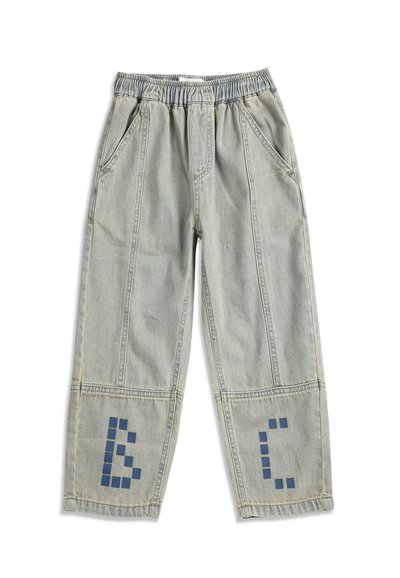 Pantalon en denim bleu clair avec taille élastique et poches avant, présentant des motifs de lettres bleues pixélisées près du bas de chaque jambe.
